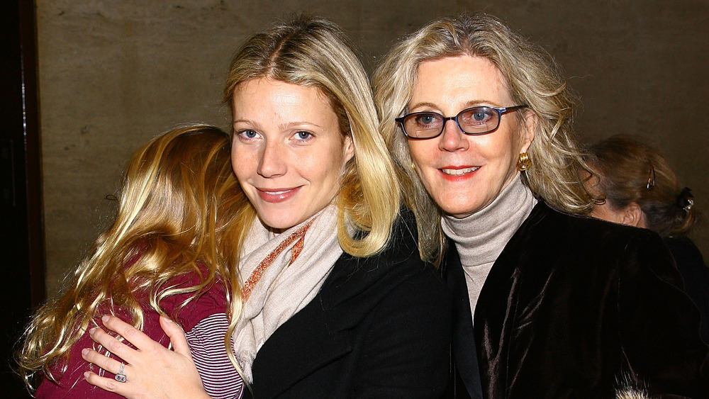 Apple Martin, Gwyneth Paltrow, and Blythe Danner posing