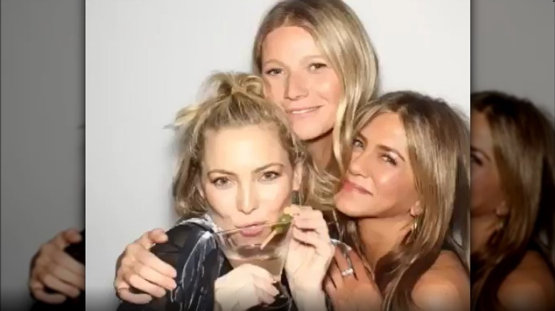 Kate Hudson, Gwyneth Paltrow, Jennifer Aniston posing