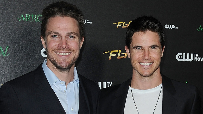 Are Stephen Amell And Robbie Amell Related?