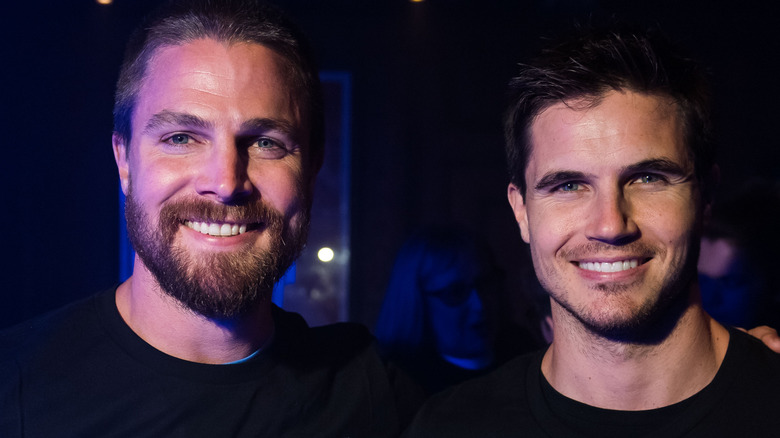 Are Stephen Amell And Robbie Amell Related?