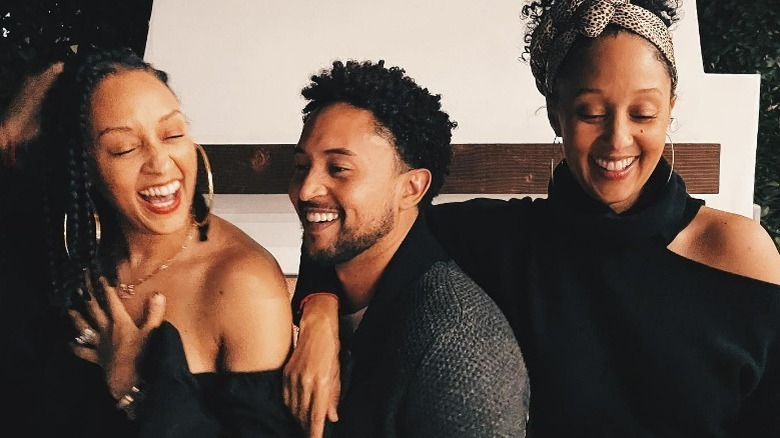 Tia Mowry, Tahj Mowry, and Tamera Mowry smiling