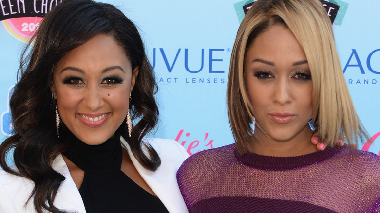 Tamera Mowry and Tia Mowry posing