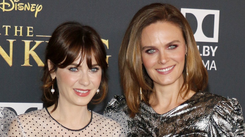 Zooey and Emily Deschanel posing