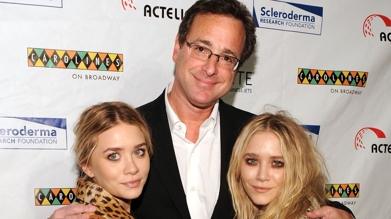 Bob Saget posing with Mary-Kate and Ashley Olsen