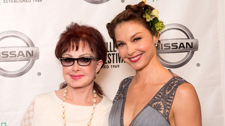 Naomi Judd and Ashley Judd posing