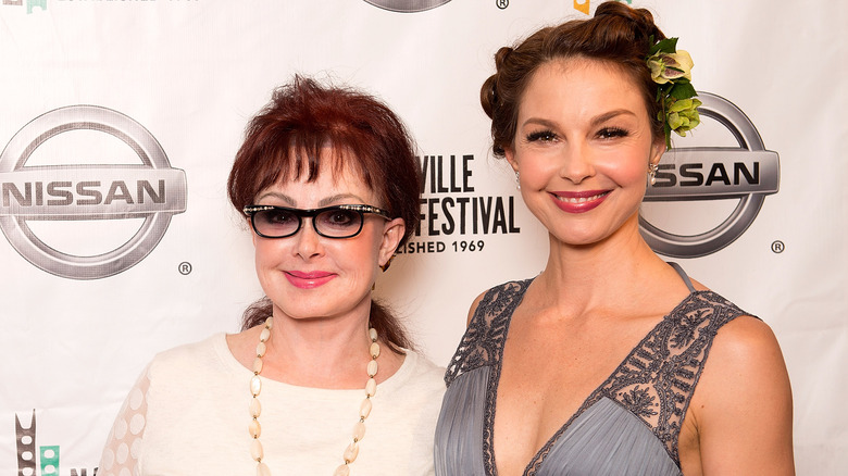 Naomi Judd and Ashley Judd posing 