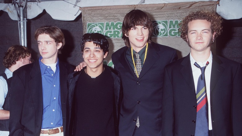 Ashton Kutcher poses with cast 