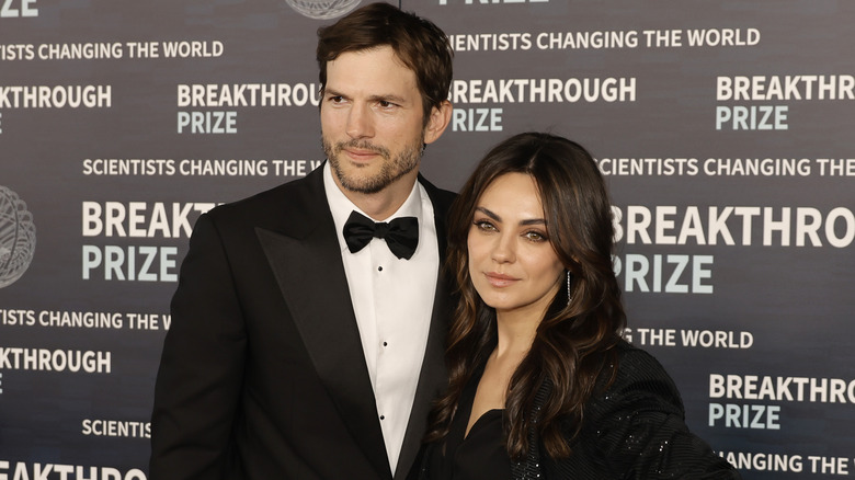 Ashton Kutcher, Mila Kunis posing