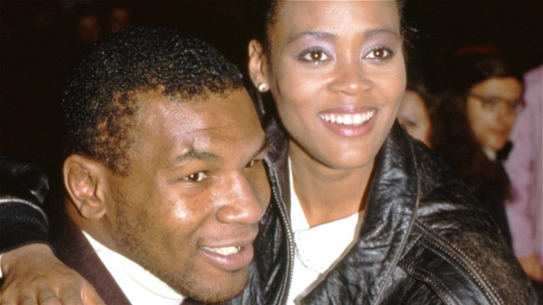 Mike Tyson wand Robin Givens smiling