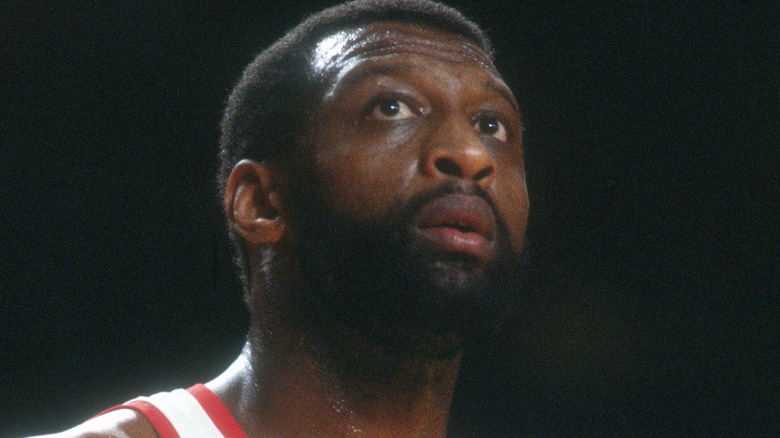 Bob Lanier on the court