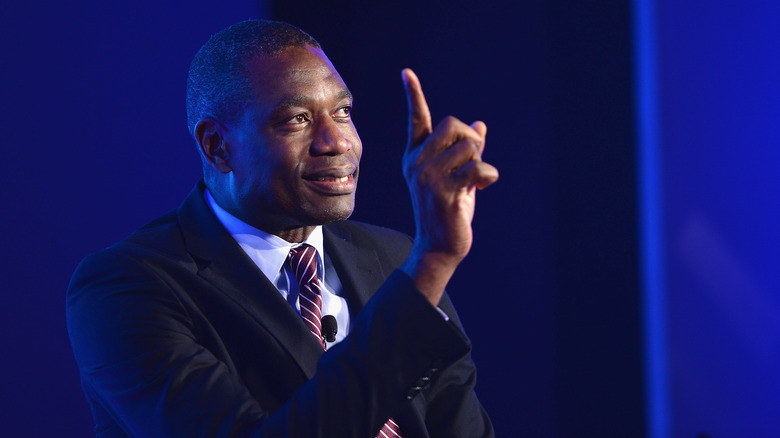 Dikembe Mutombo wagging his finger