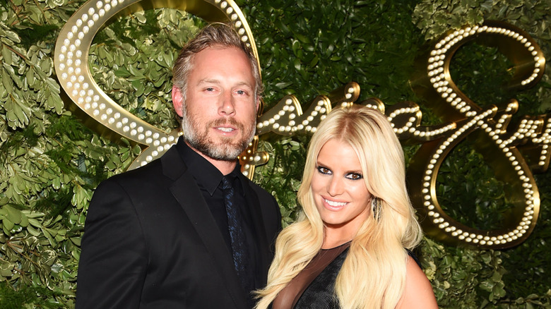 Jessica Simpson and Eric Johnson posing