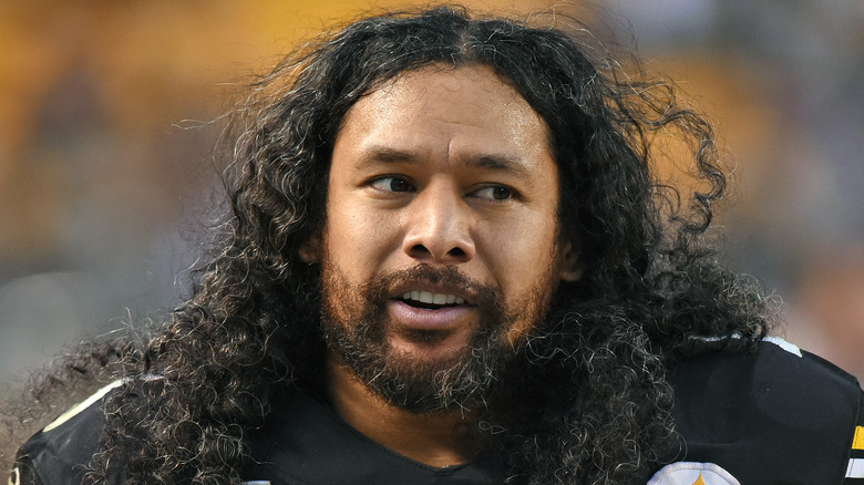 Troy Polamalu playng football, looking away