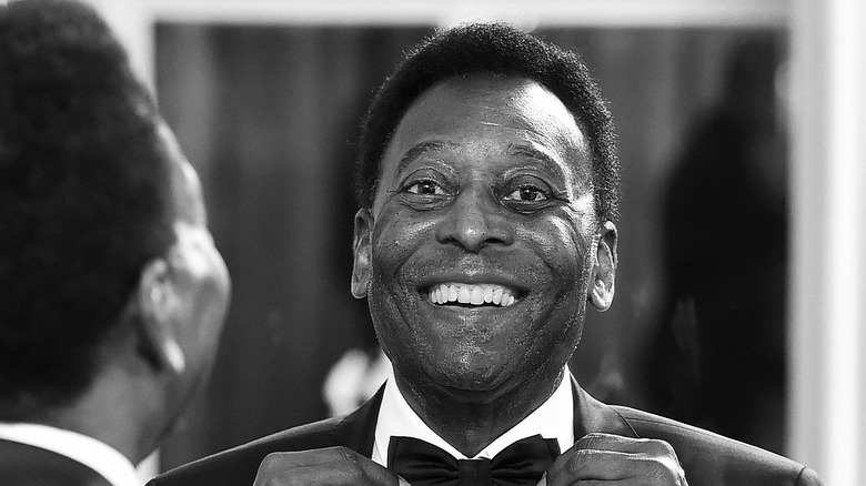 Pele adjusting bowtie 