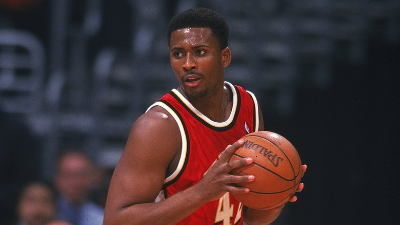 Lorenzen Wright playing basketball 