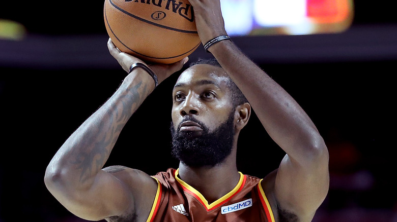 C.J. Leslie playing basketball