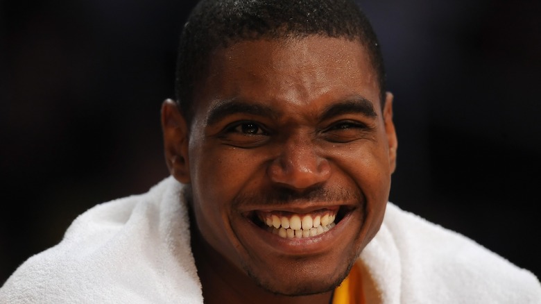 Andrew Bynum with a towel on his shoulders