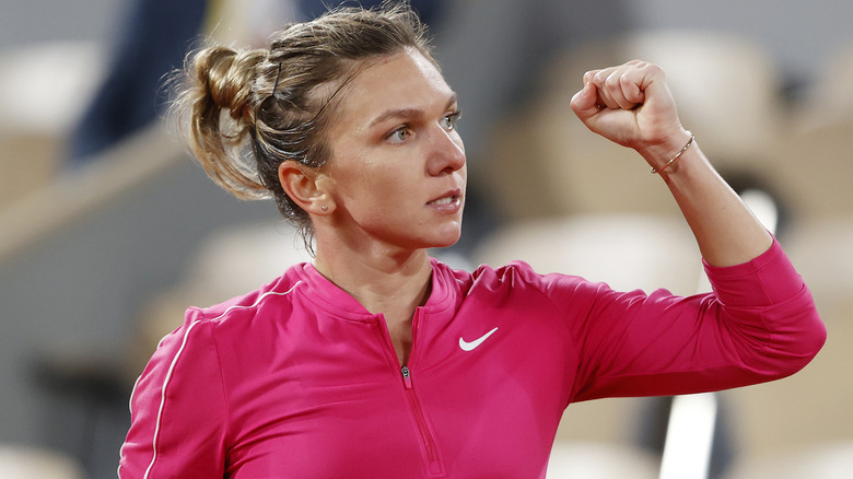 Simona Halep playing tennis 