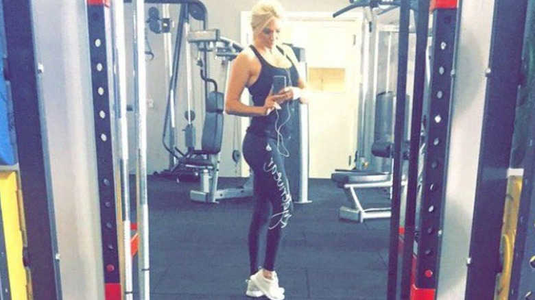 Meegan Hefford taking a selfie in the gym