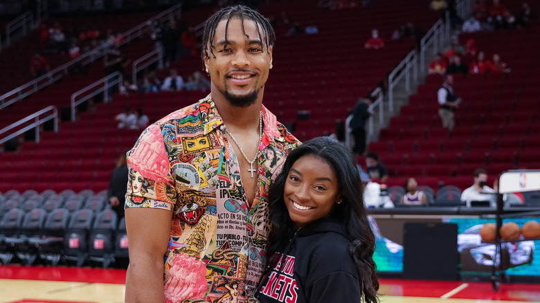 Jonathan Owens towering over Simone Biles