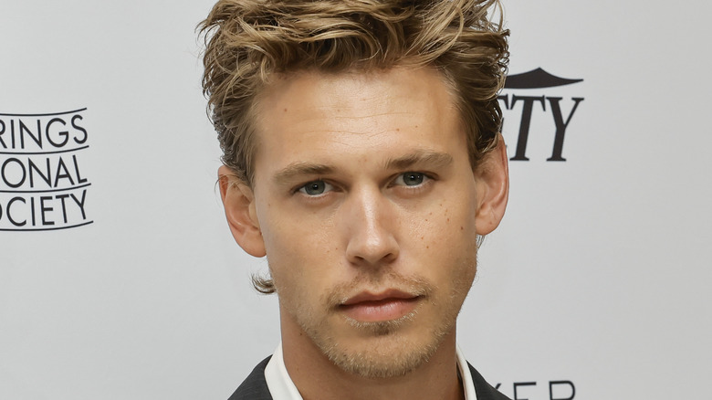 Austin Butler posing