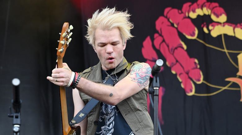 Deryck Whibley playing the guitar