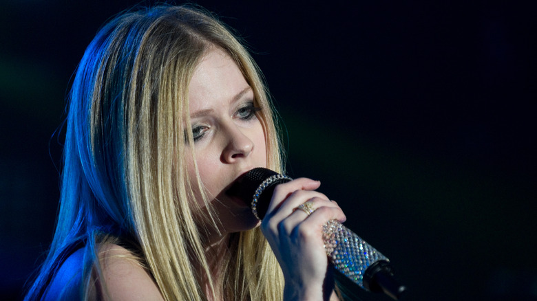 Avril Lavigne performing