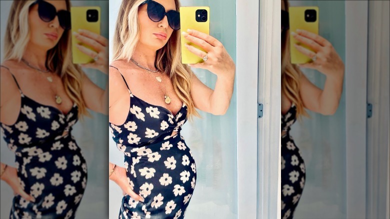 Kate Chastain pregnant taking mirror selfie