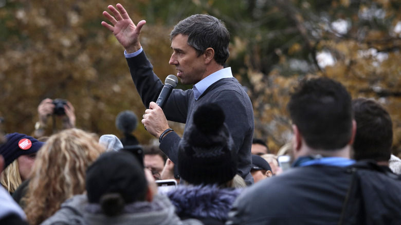 Beto O'Rourke talking to a crowd