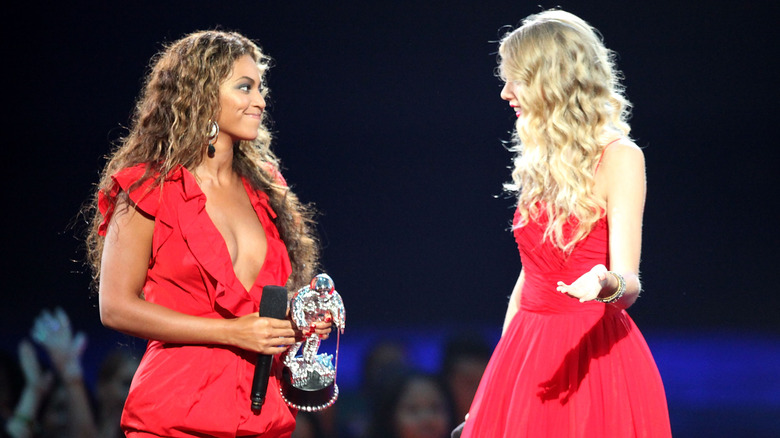  Beyoncé and Taylor Swift on stage 