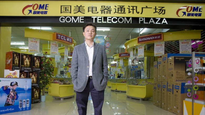 Wong Kwong Yu in front of store