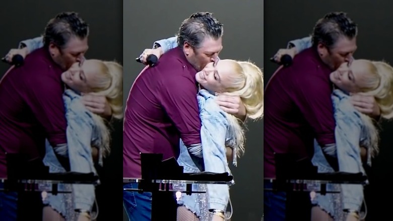 Blake Shelton kissing Gwen Stefani on stage