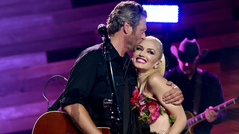 Blake Shelton kissing Gwen Stefani