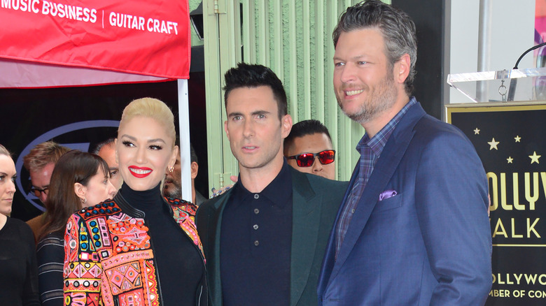 Gwen Stefani, Blake Shelton, and Adam Levine smiling a group shot