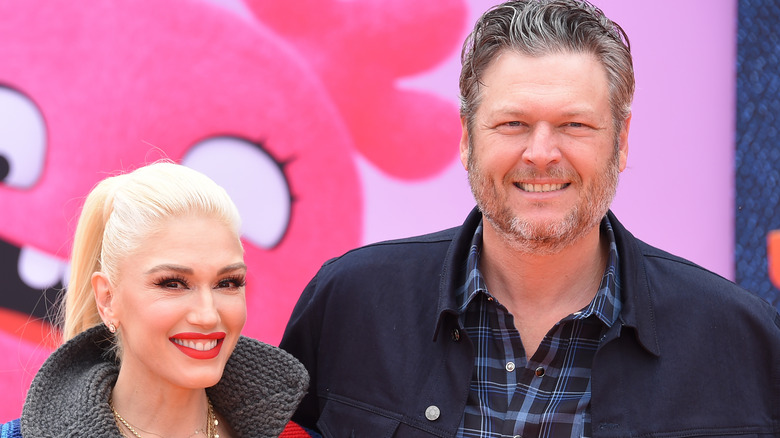 Gwen Stefani and Blake Shelton posing