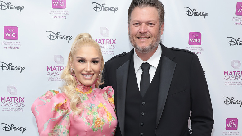 Blake Shelton and Gwen Stefani posing