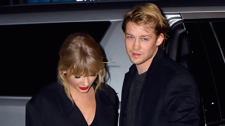 Taylor Swift and Joe Alwyn walking