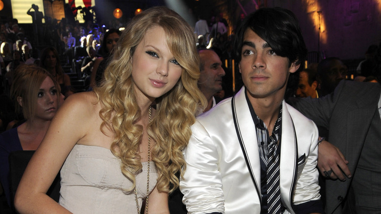 Taylor Swift leaning toward Joe Jonas