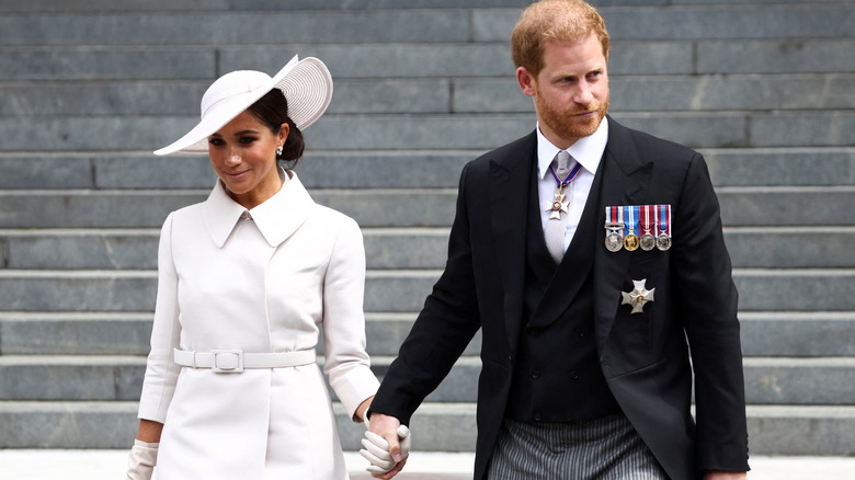 Meghan markle and prince harry holding hands 