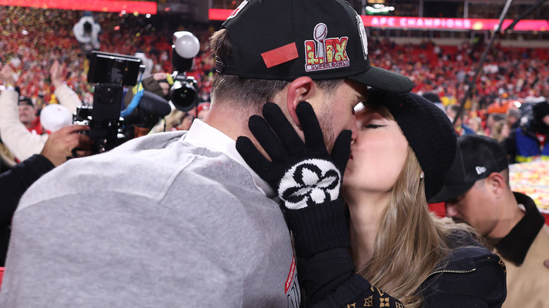 Travis Kelce kissing Taylor Swift at AFC championship game