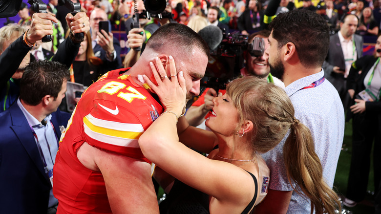 Travis Kelce and Taylor Swift kiss