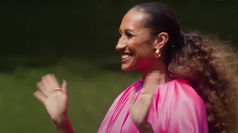 Elaine Welteroth smiling and waving