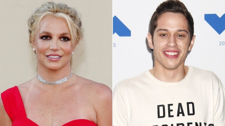 Britney Spears, Pete Davidson posing