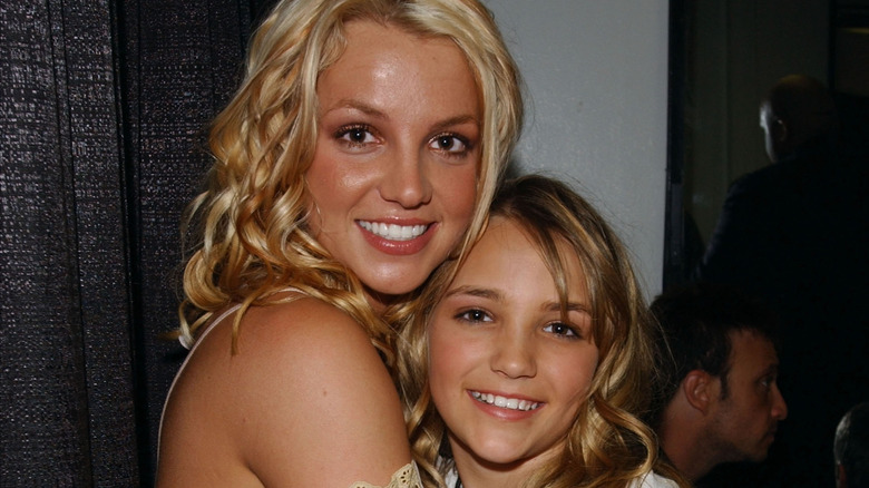 Britney Spears and Jamie Lynn Spears hugging