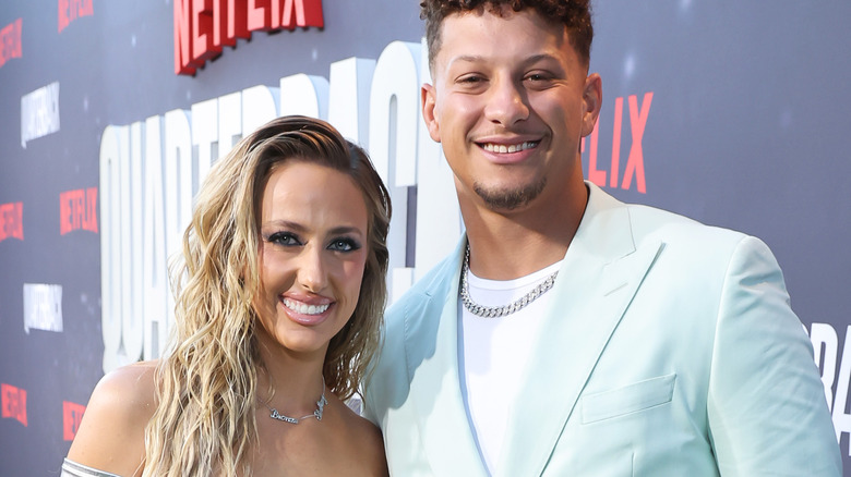 Brittany Mahomes and Patrick Mahomes posing