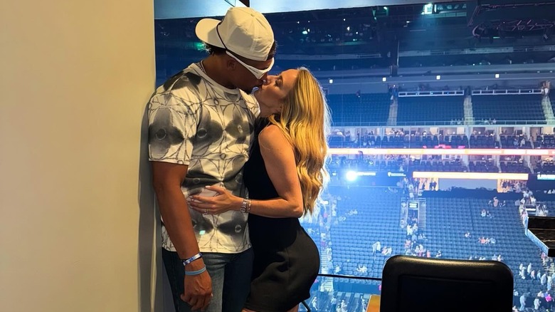 Patrick and Brittany Mahomes kissing