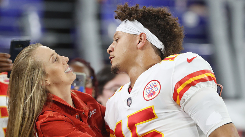 Patrick Mahomes hugs Brittany Matthews