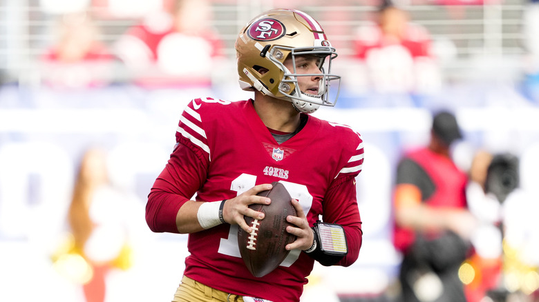 Brock Purdy preparing to throw a pass