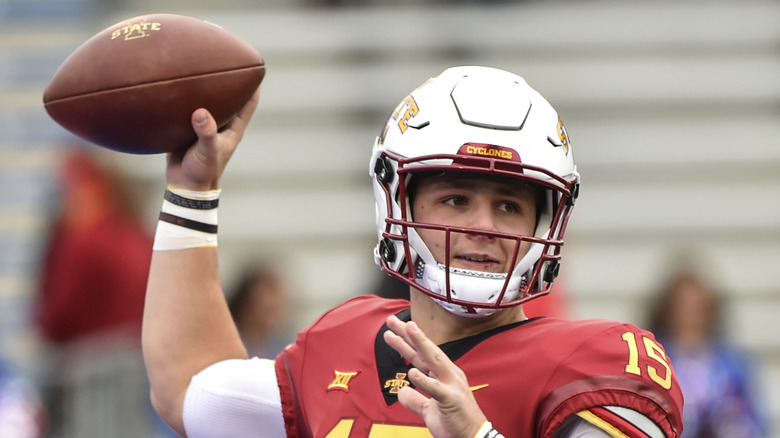 Brock Purdy throwing a pass