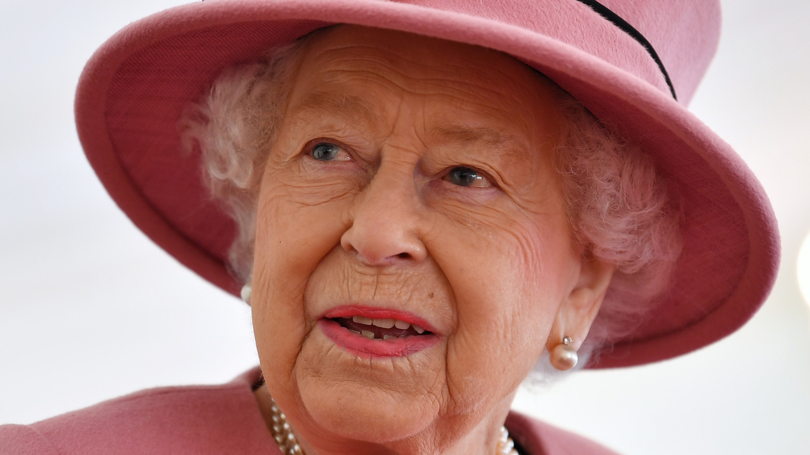 Buckingham Palace Just Confirmed The Queen Is Back To Business As Usual ...